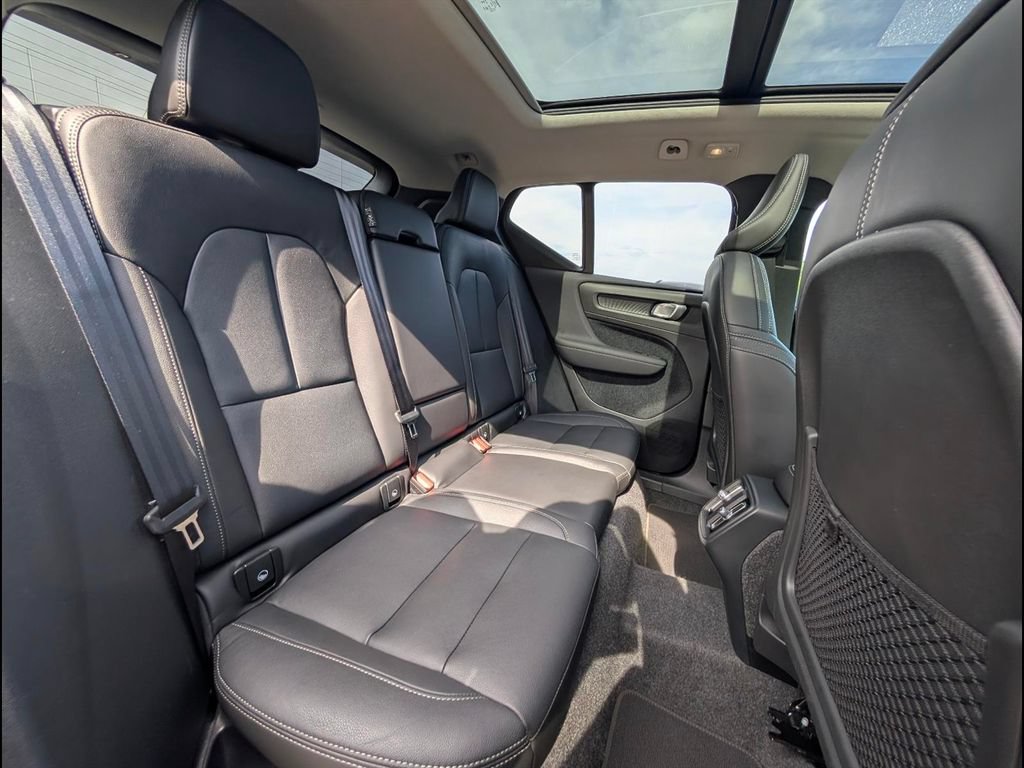 Certified 2025 Volvo XC40 B5 Plus AWD/4WD image 18