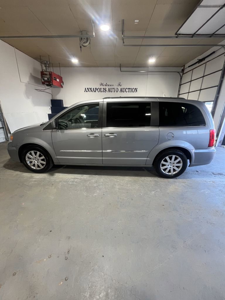 Used 2013 Chrysler Town & Country Touring FWD image 2