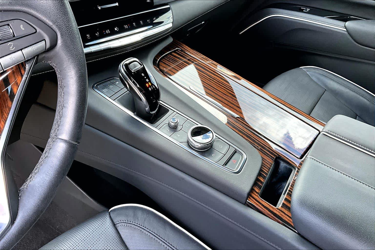 Used 2024 Cadillac Escalade Premium Luxury RWD image 16