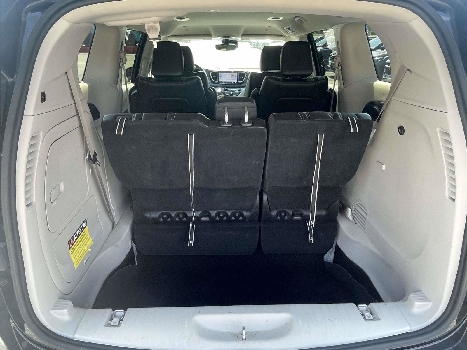 Used 2023 Chrysler Pacifica Touring-L FWD image 9