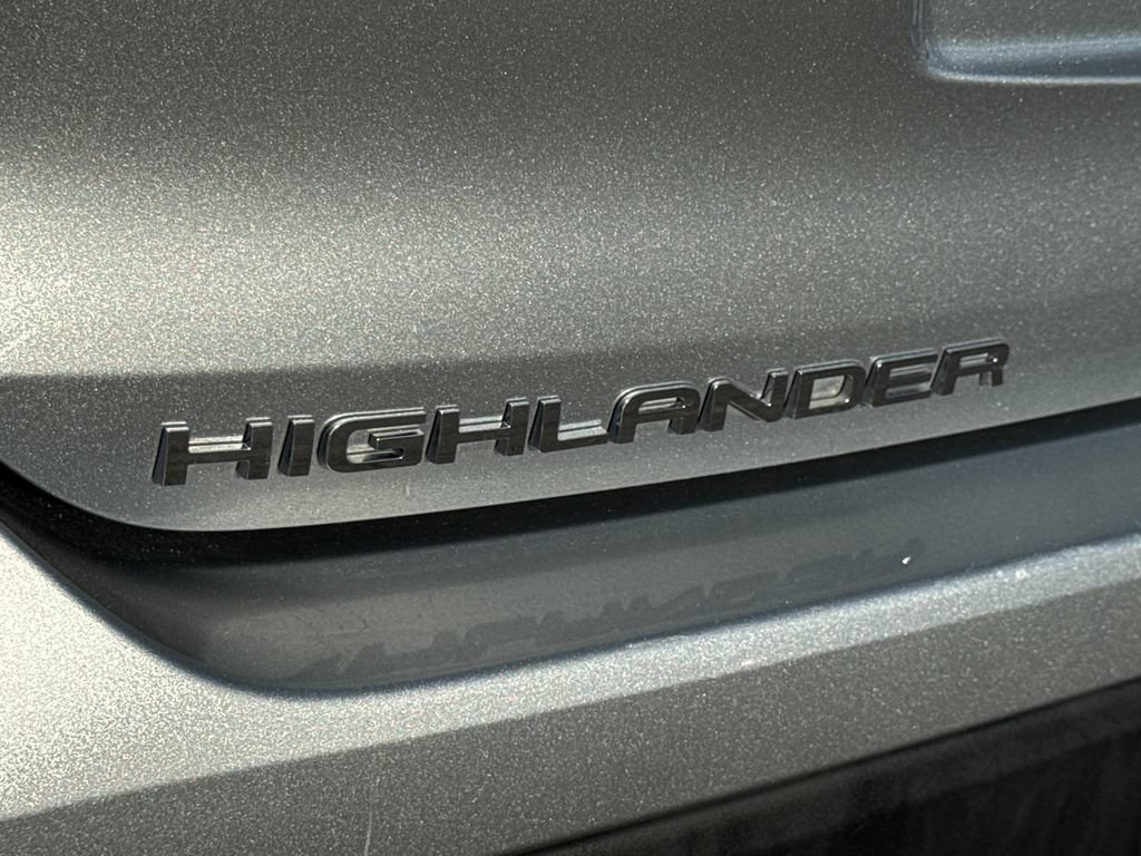 Used 2023 Toyota Highlander LE AWD/4WD image 12