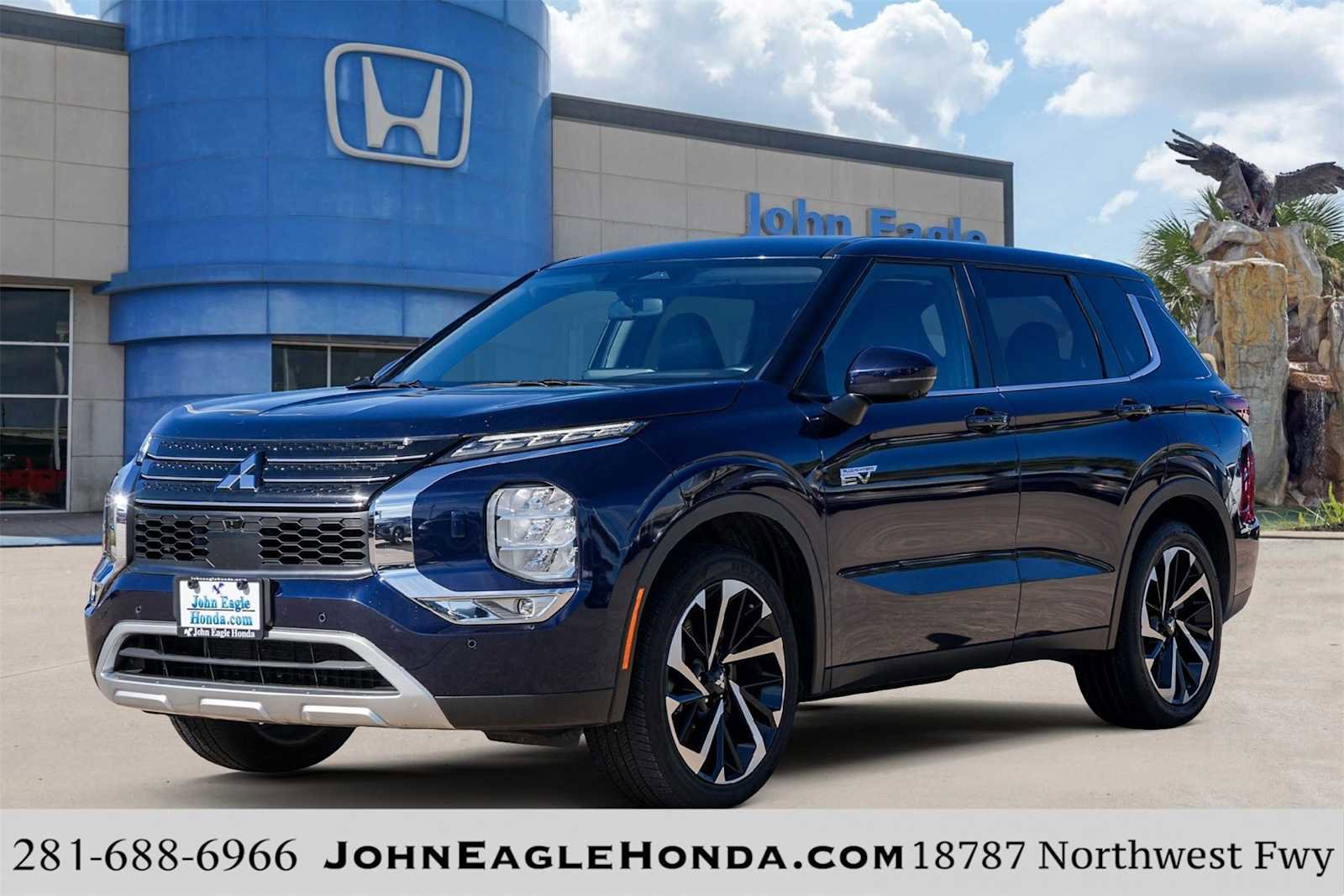 Used 2024 Mitsubishi Outlander SE image 1