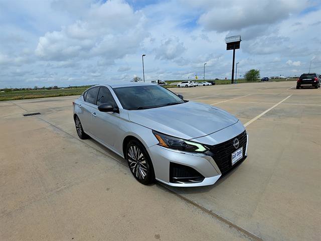 Used 2024 Nissan Altima 2.5 SV FWD image 3