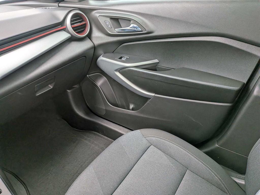 Used 2025 Chevrolet Trax RS w/ Sunroof Package FWD image 20