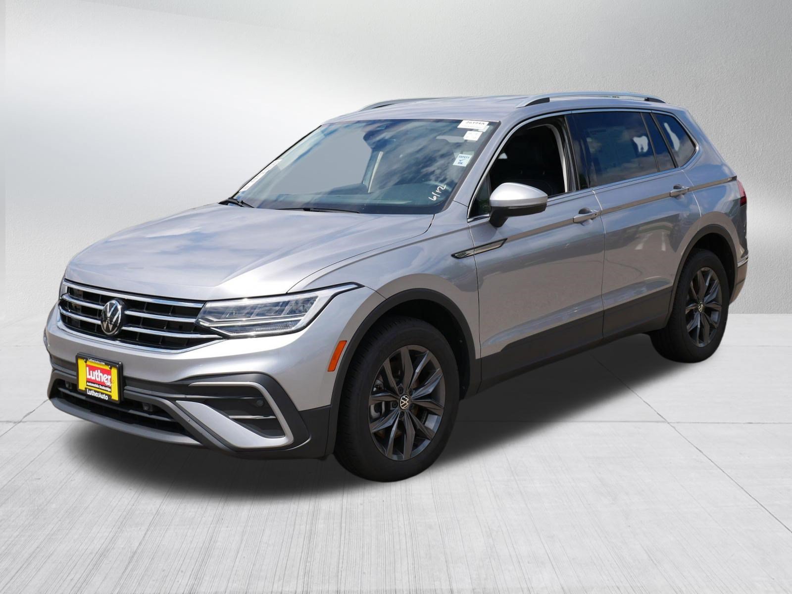 Used 2024 Volkswagen Tiguan SE AWD/4WD image 3