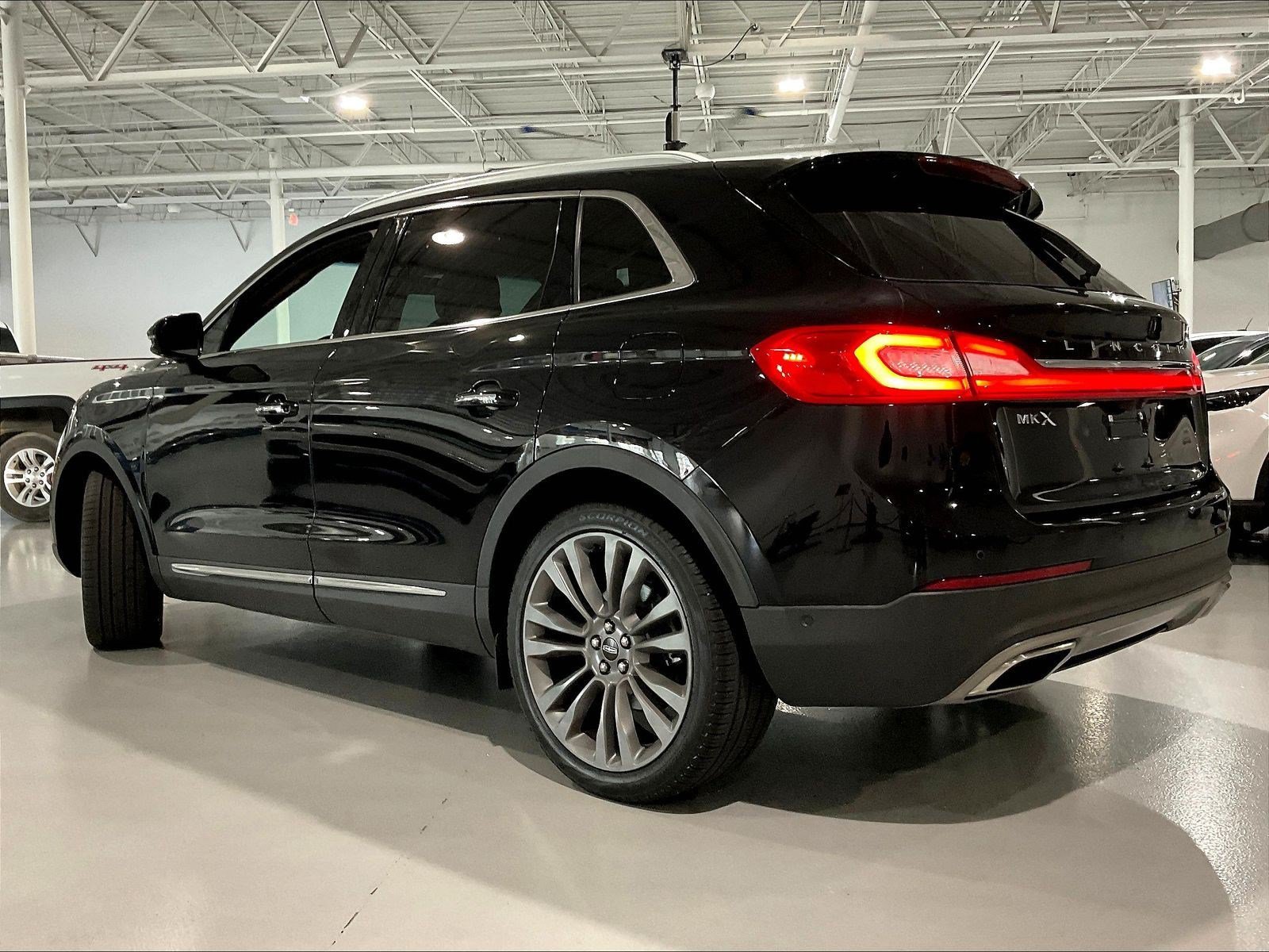 Used 2018 Lincoln MKX Reserve w/ Driver Assistance Package FWD image 3
