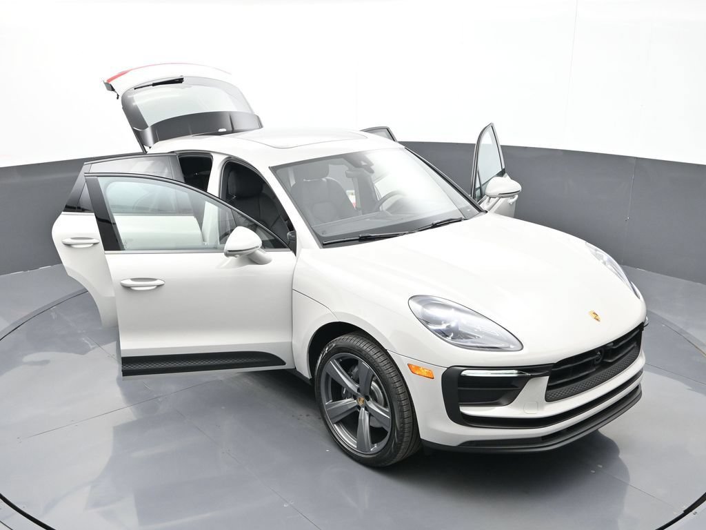 Certified 2026 Porsche Macan AWD/4WD image 33