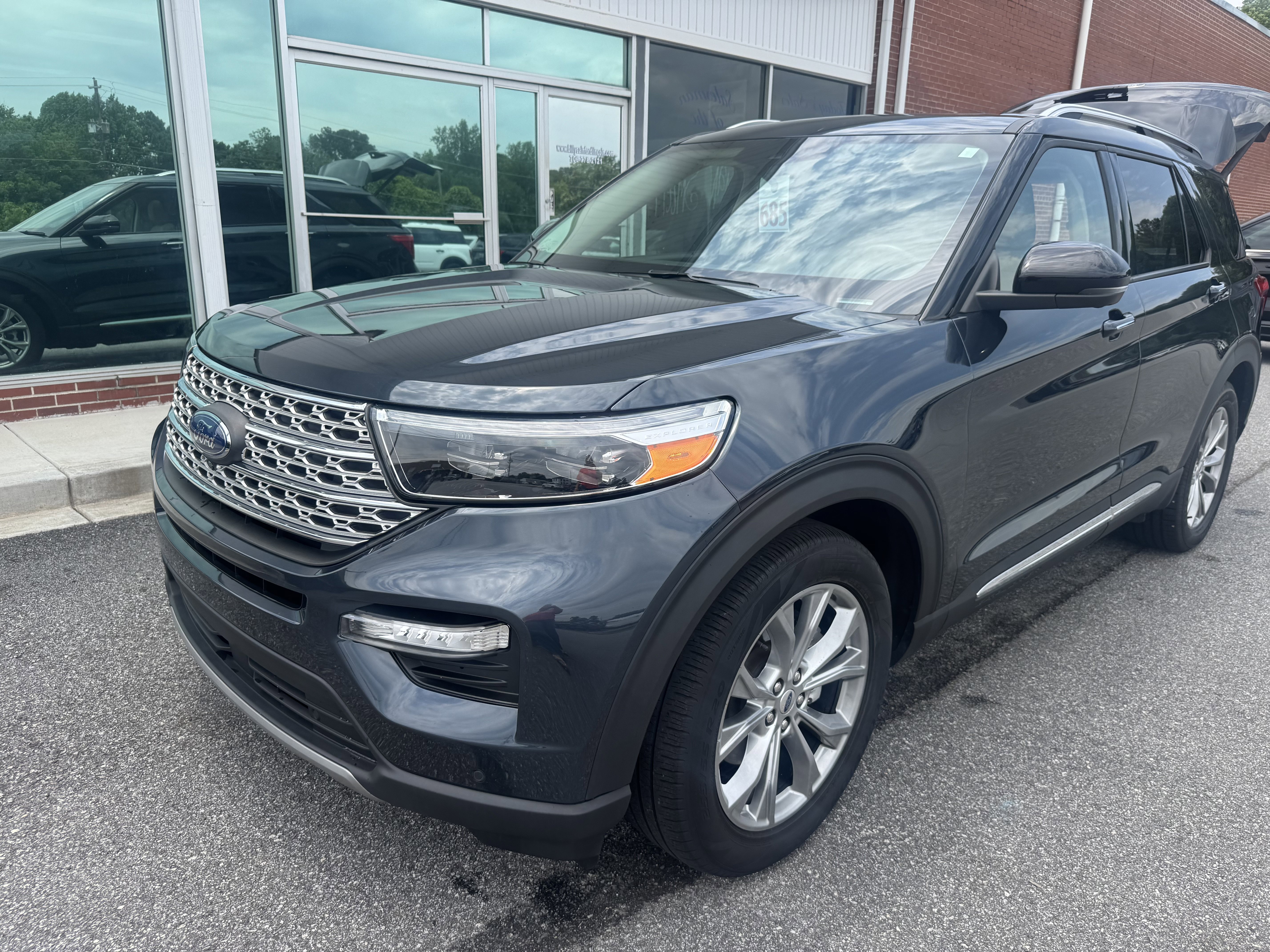 Used 2023 Ford Explorer Limited w/ Equipment Group 301A RWD image 8