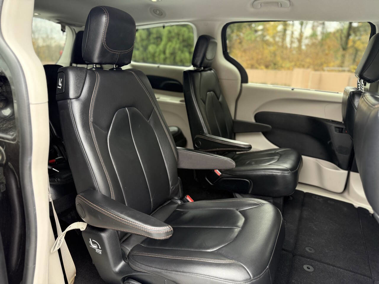 Used 2017 Chrysler Pacifica Touring-L image 23