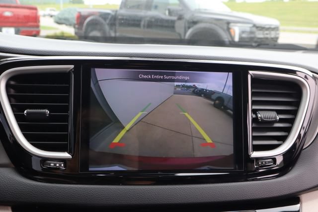 Used 2023 Chrysler Pacifica Touring-L FWD image 18