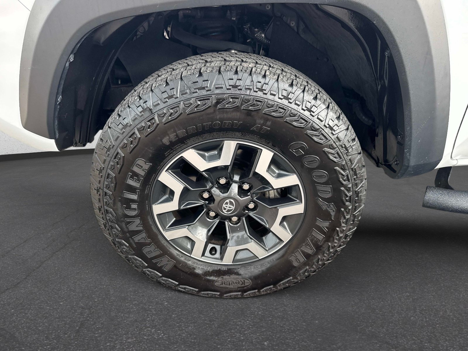 Used 2022 Toyota Tacoma TRD Off-Road w/ Technology Package AWD/4WD image 10