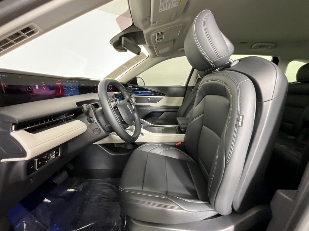 Used 2025 Lincoln Nautilus Premier image 16