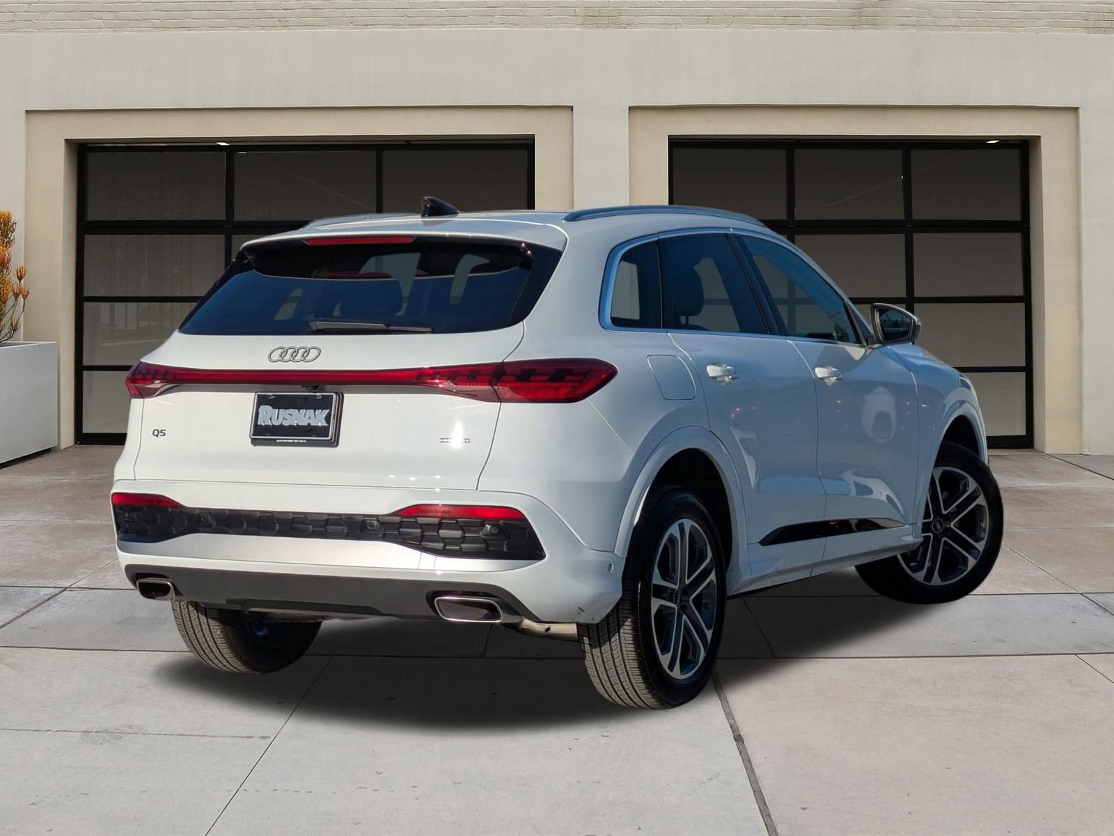 Used 2025 Audi Q5 Premium w/ Convenience Package image 4