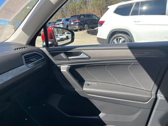 Used 2023 Volkswagen Tiguan SE w/ Panoramic Sunroof Package image 29