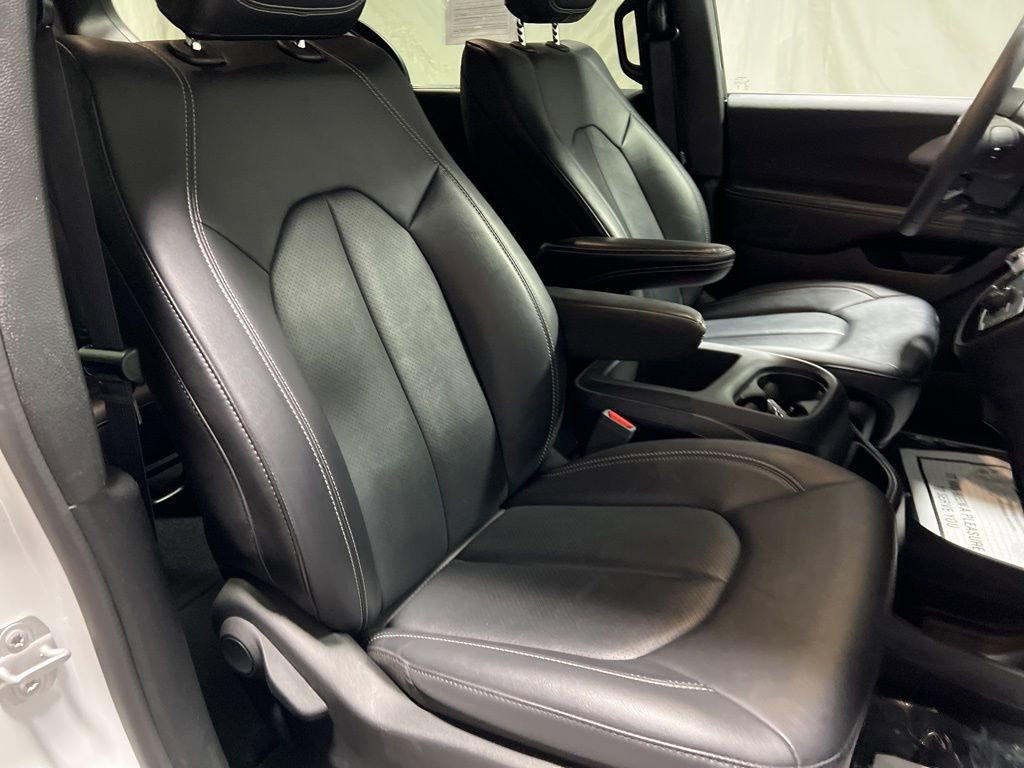 Used 2025 Chrysler Pacifica Select image 9