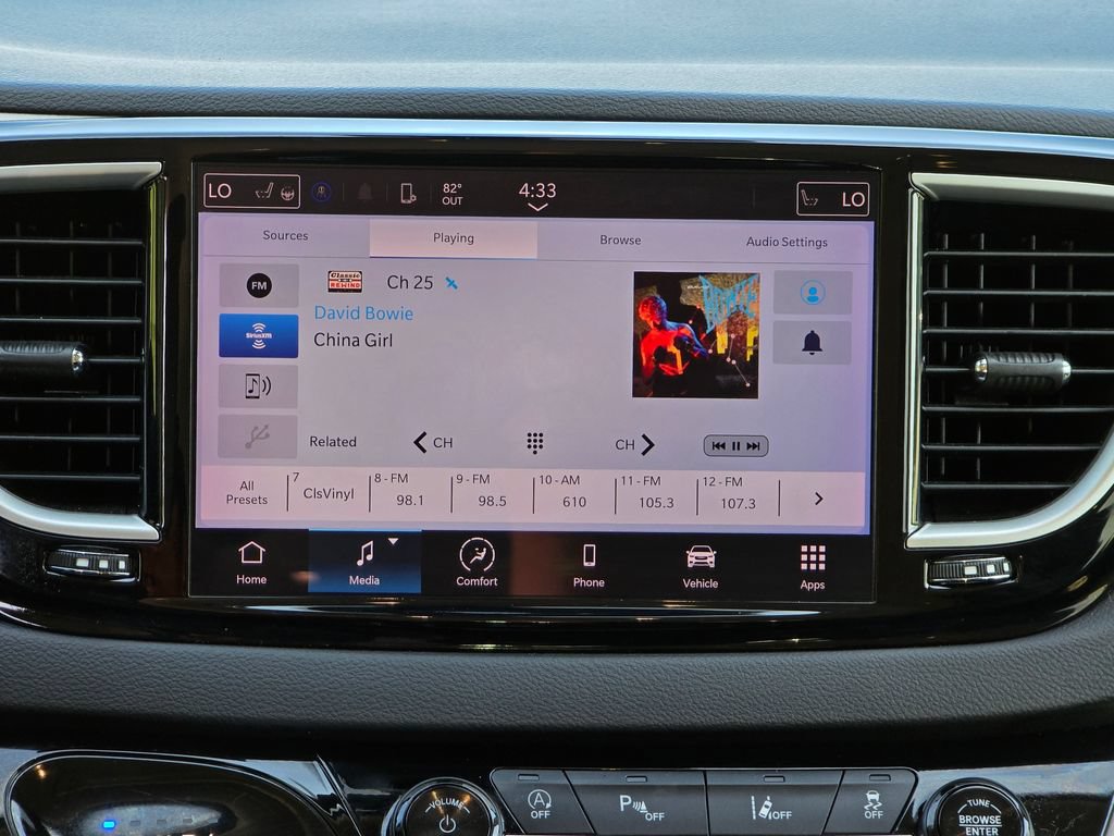 Used 2024 Chrysler Pacifica Touring-L FWD image 8