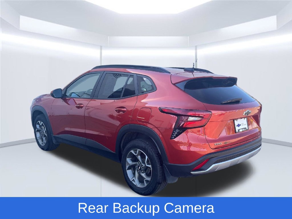 Used 2024 Chevrolet Trax LT w/ Driver Confidence Package FWD image 3