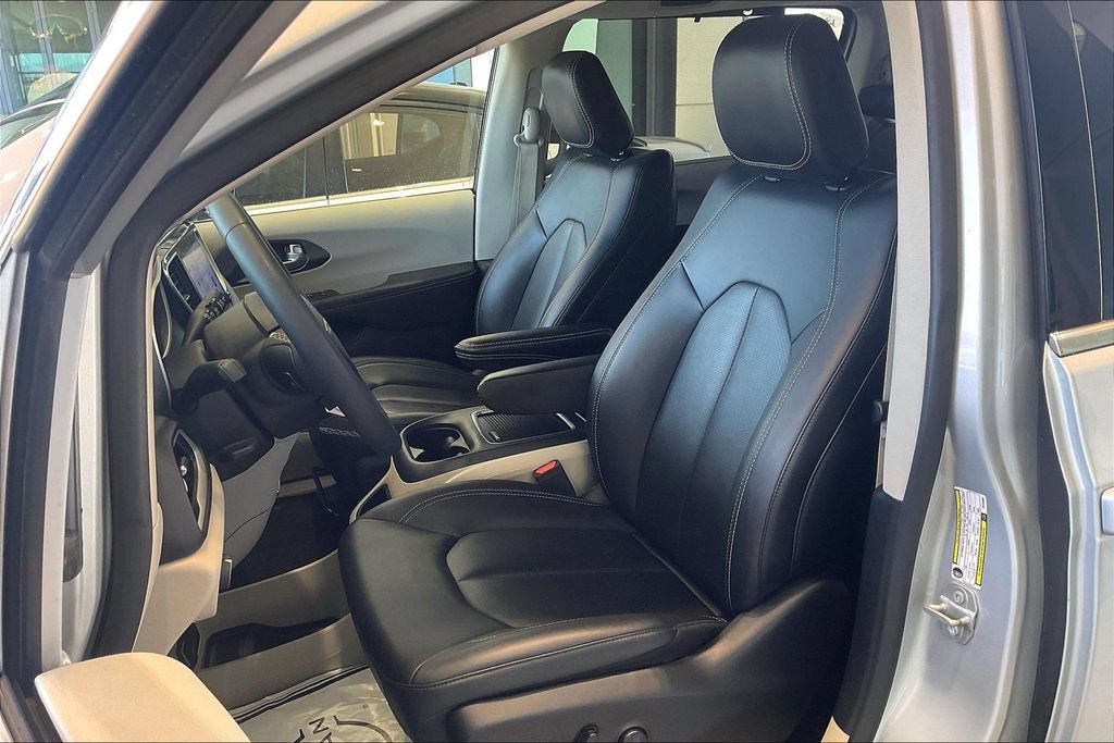 Used 2024 Chrysler Pacifica Touring-L FWD image 23