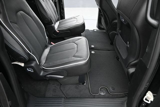 New 2027 Chrysler Pacifica Limited FWD image 19