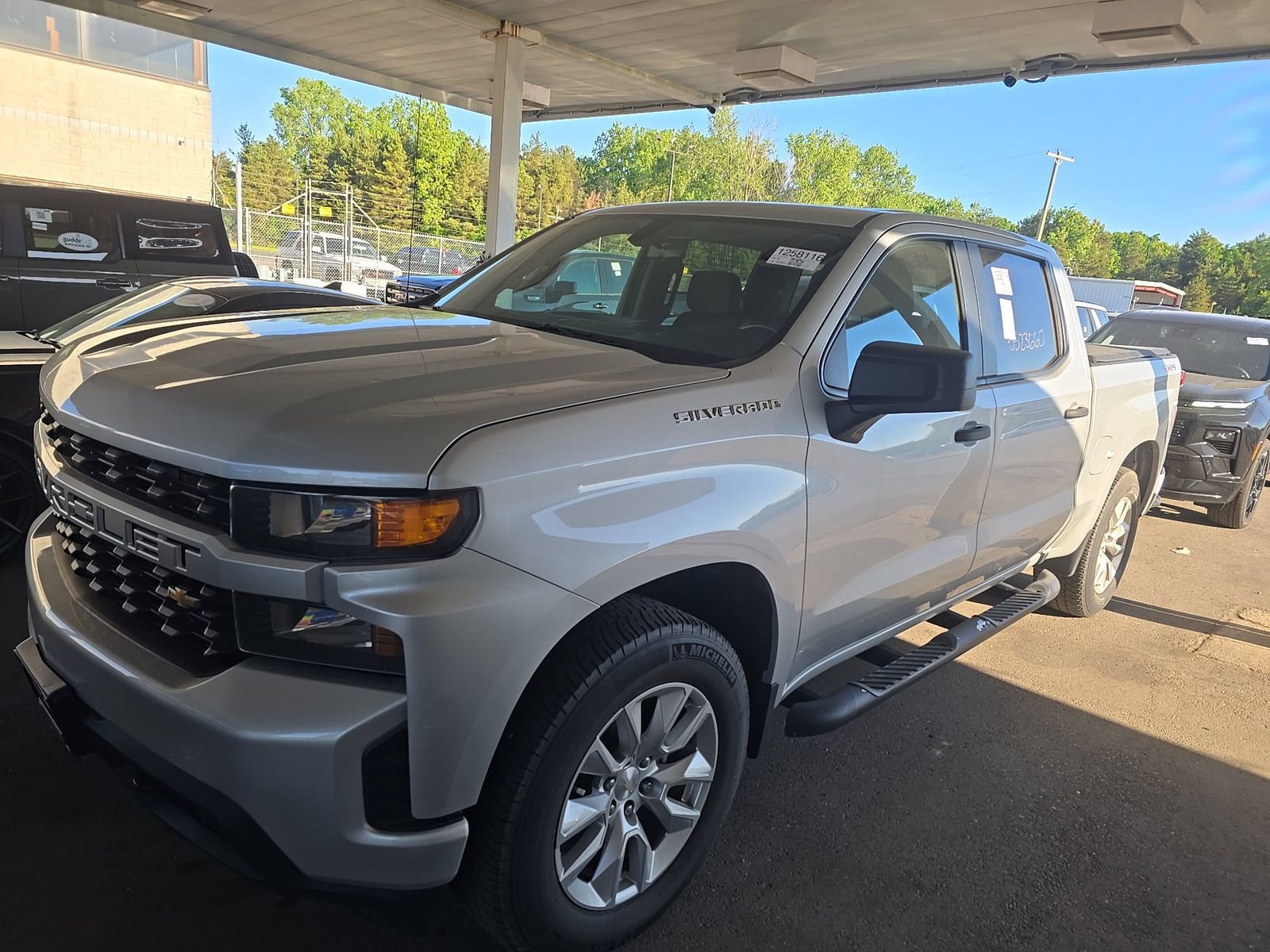 Used 2019 Chevrolet Silverado 1500 Custom w/ Custom Convenience Package AWD/4WD image 2