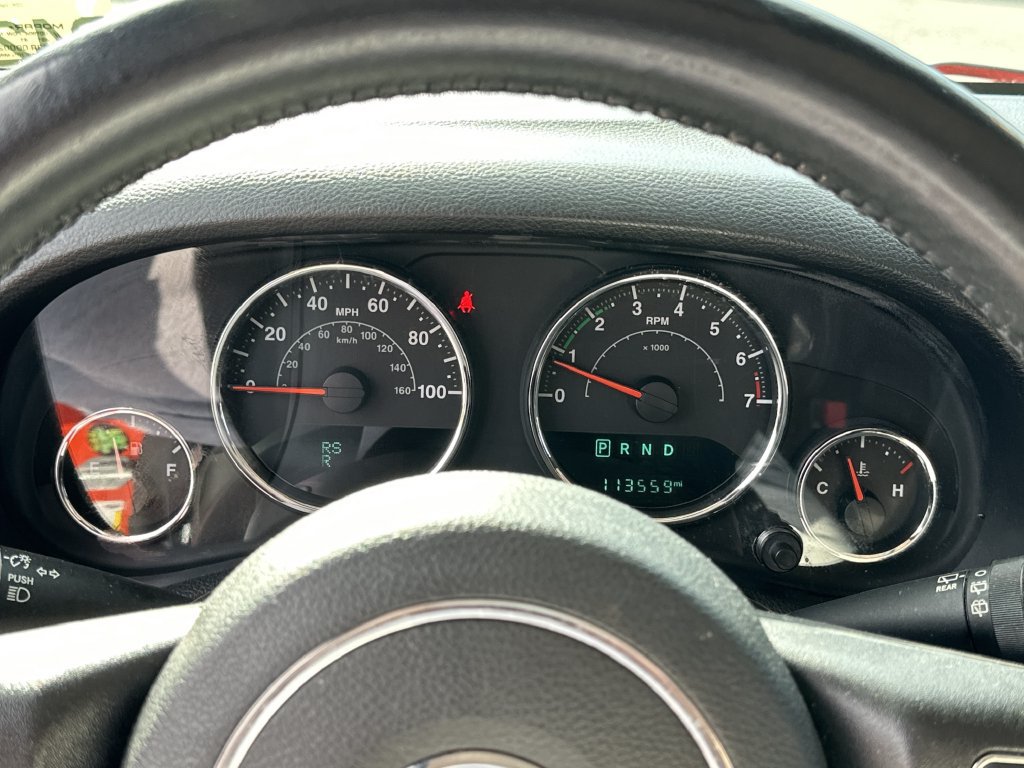 Used 2015 Jeep Wrangler Unlimited Sahara w/ Connectivity Group AWD/4WD image 13