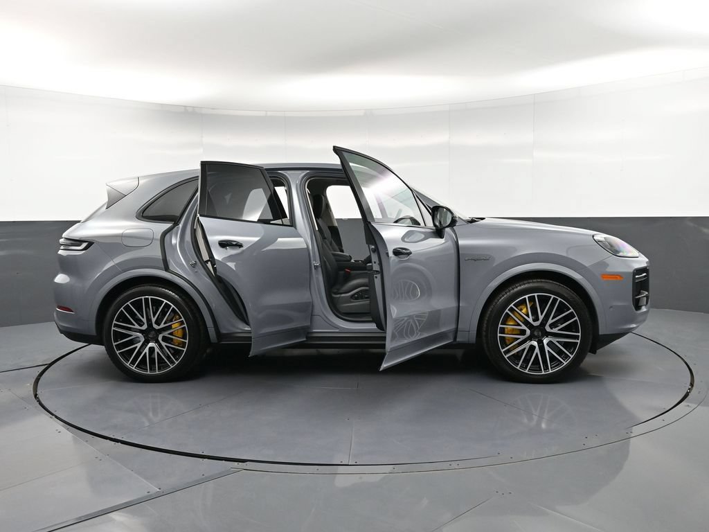 Certified 2025 Porsche Cayenne Turbo AWD/4WD image 36