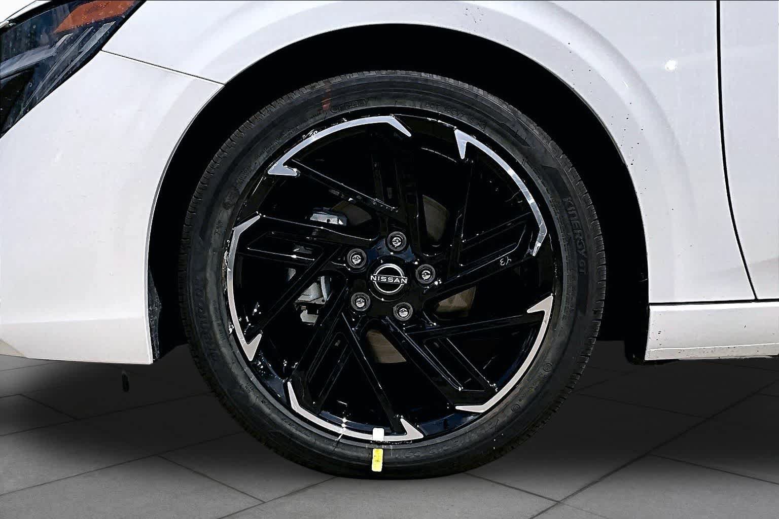 New 2027 Nissan Sentra SR w/ Floor Mat Package FWD image 8