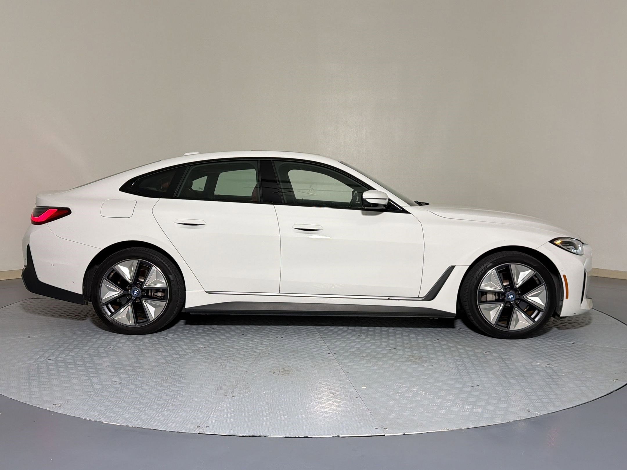 Used 2023 BMW i4 eDrive35 RWD image 7