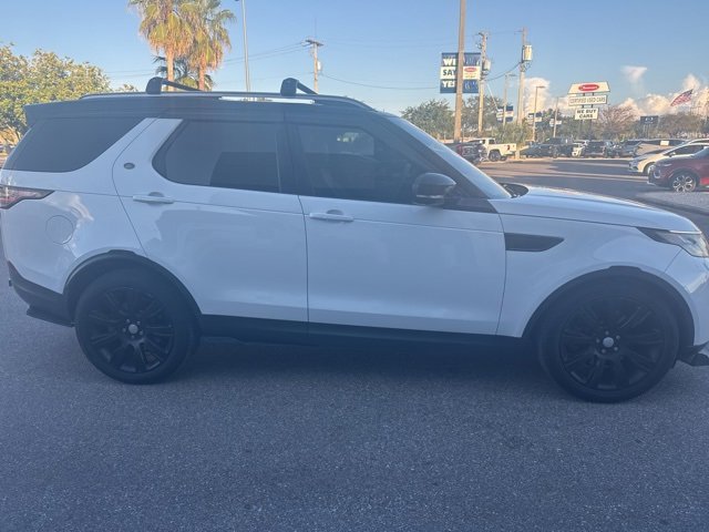 Used 2017 Land Rover Discovery HSE image 2