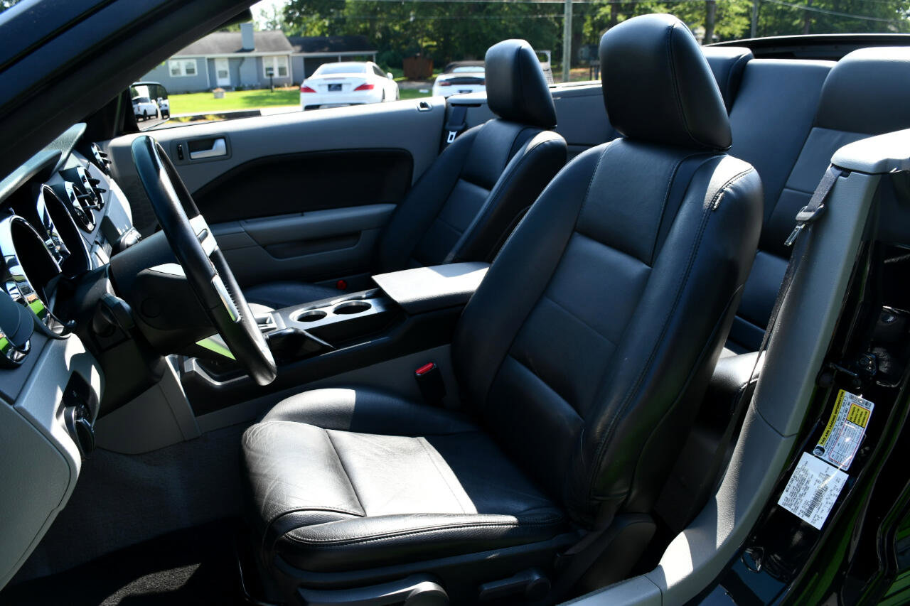 Used 2009 Ford Mustang Convertible image 14