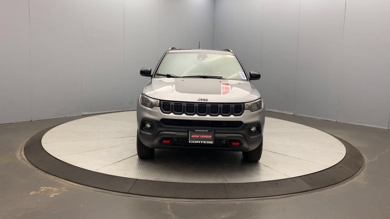 Used 2023 Jeep Compass Trailhawk w/ Trailhawk Convenience Group AWD/4WD image 8