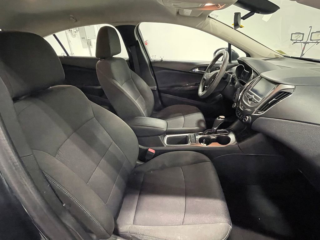Used 2018 Chevrolet Cruze LT w/ Convenience Package FWD image 24