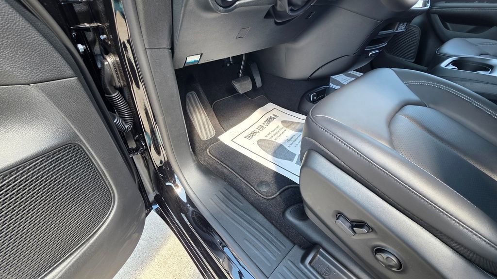 New 2025 Chrysler Pacifica Select image 24