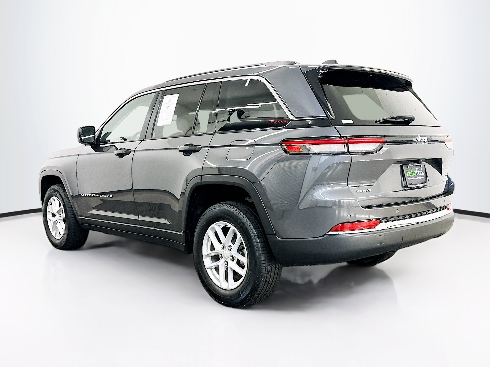 Used 2023 Jeep Grand Cherokee Laredo X AWD/4WD image 5