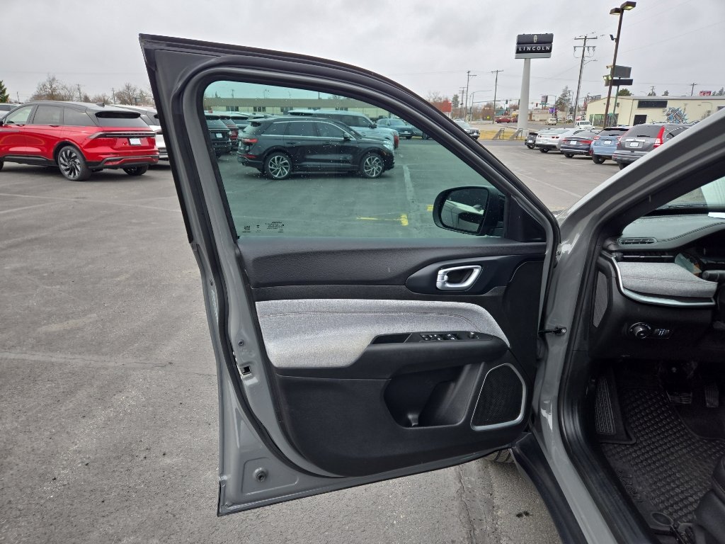 Used 2023 Jeep Compass Latitude image 11