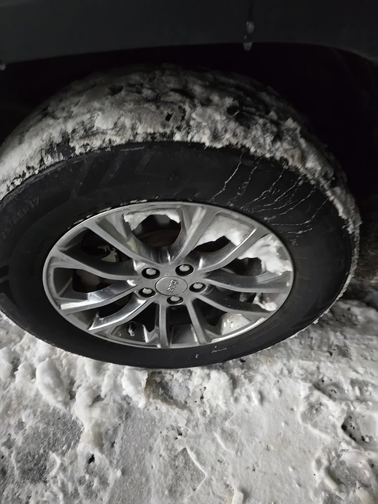 Certified 2019 Jeep Cherokee Latitude Plus w/ Cold Weather Group image 6