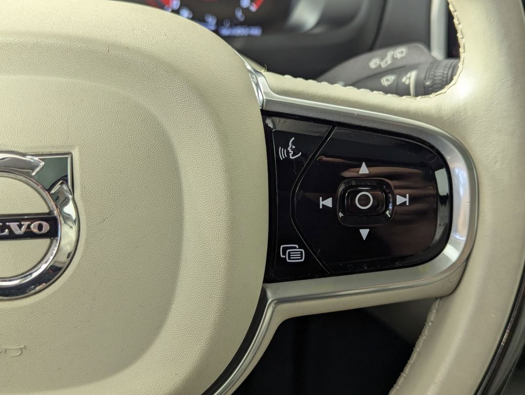 Used 2017 Volvo XC90 T6 Momentum w/ Vision Package image 8