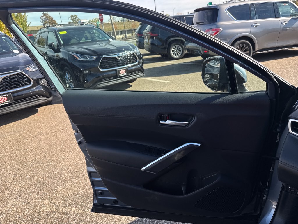 Used 2022 Toyota Corolla Cross XLE w/ Convenience Package AWD/4WD image 30