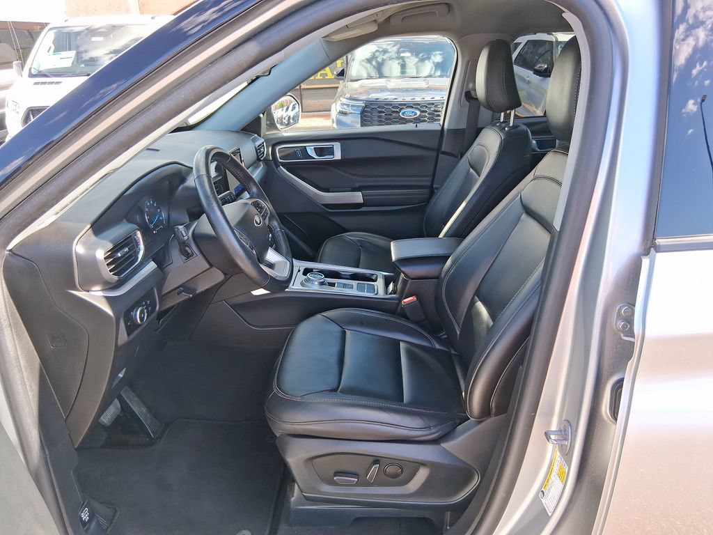 Used 2023 Ford Explorer XLT w/ Equipment Group 202A RWD image 9