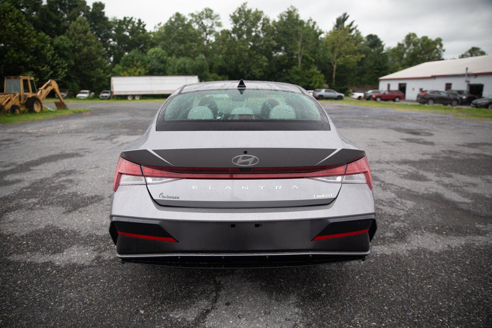 Used 2025 Hyundai Elantra Limited image 4