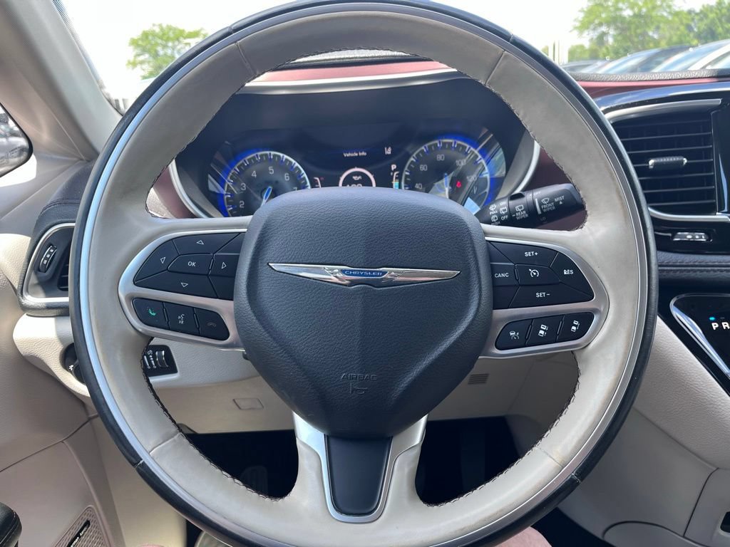 Used 2019 Chrysler Pacifica Limited w/ Tire & Wheel Group FWD image 13