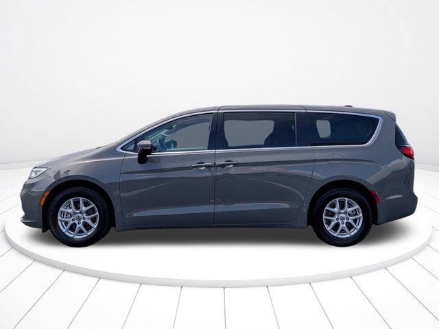 Used 2023 Chrysler Pacifica Touring-L FWD image 6