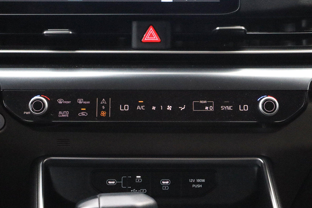 Used 2025 Kia Carnival image 24