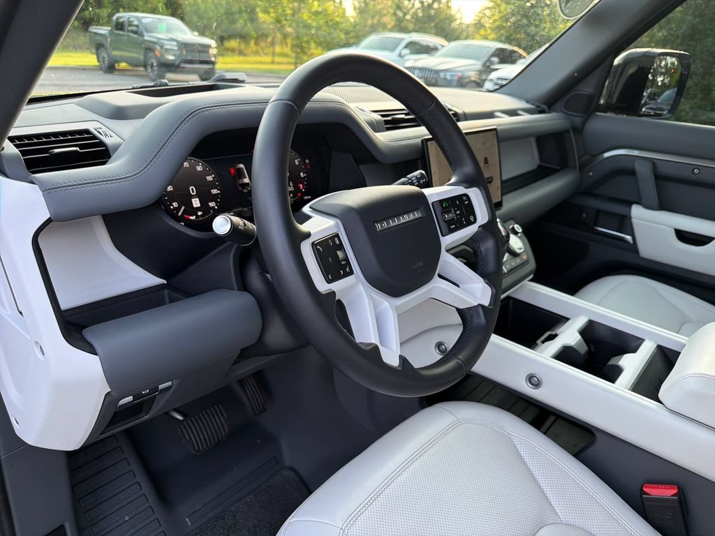 Used 2025 Land Rover Defender 130 X-Dynamic SE AWD/4WD image 18