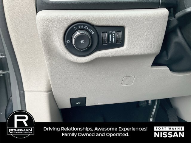 Used 2023 Chrysler Pacifica Touring-L FWD image 19