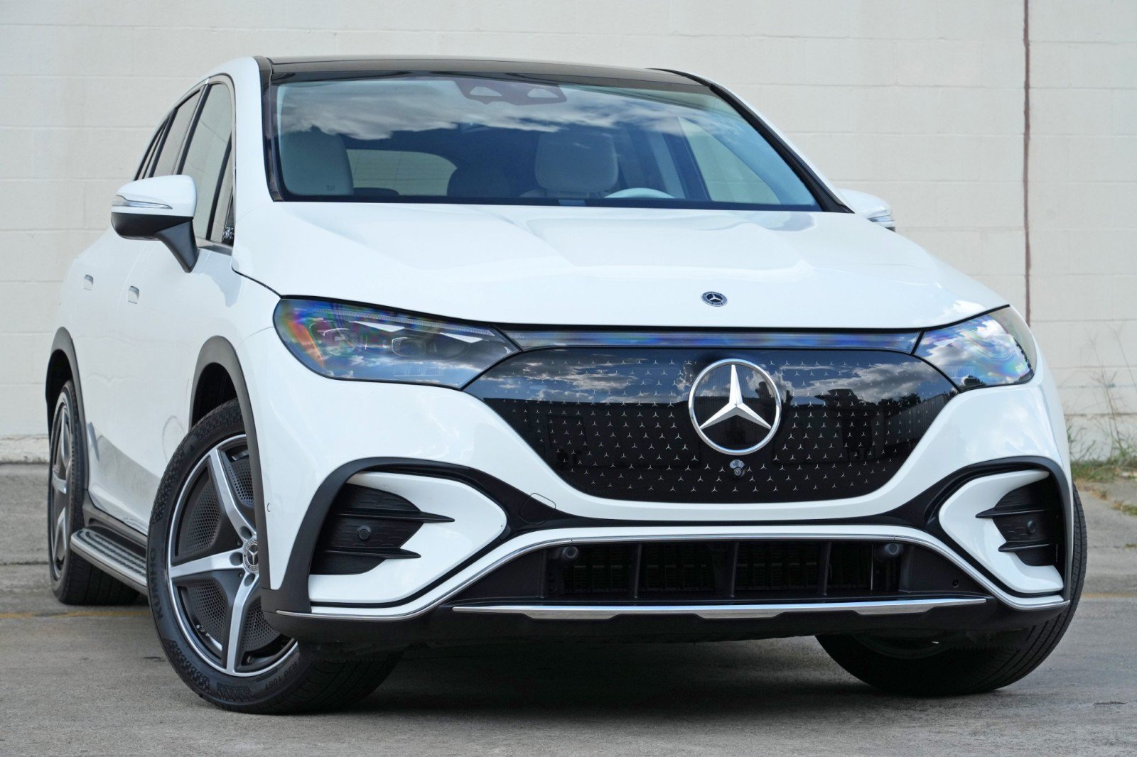 Used 2023 Mercedes-Benz EQE 500 4MATIC SUV w/ Exclusive Trim Package image 4