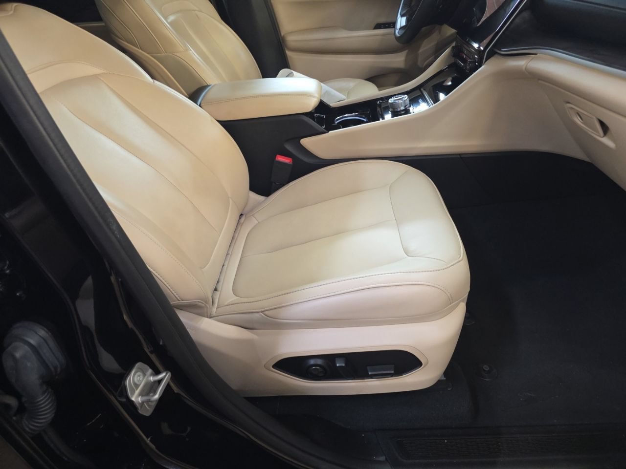 Used 2023 Jeep Grand Cherokee Limited RWD image 15
