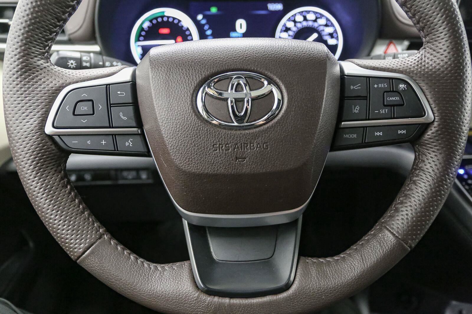 Used 2023 Toyota Sienna Platinum AWD/4WD image 34