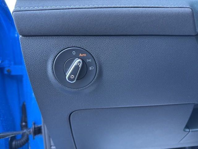 Certified 2025 Volkswagen Taos SE image 11