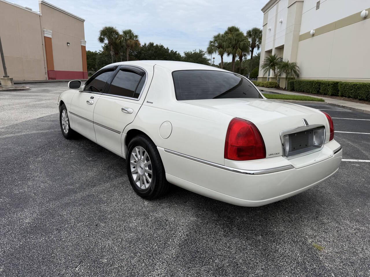 Used 2006 Lincoln Town Car Signature RWD image 6